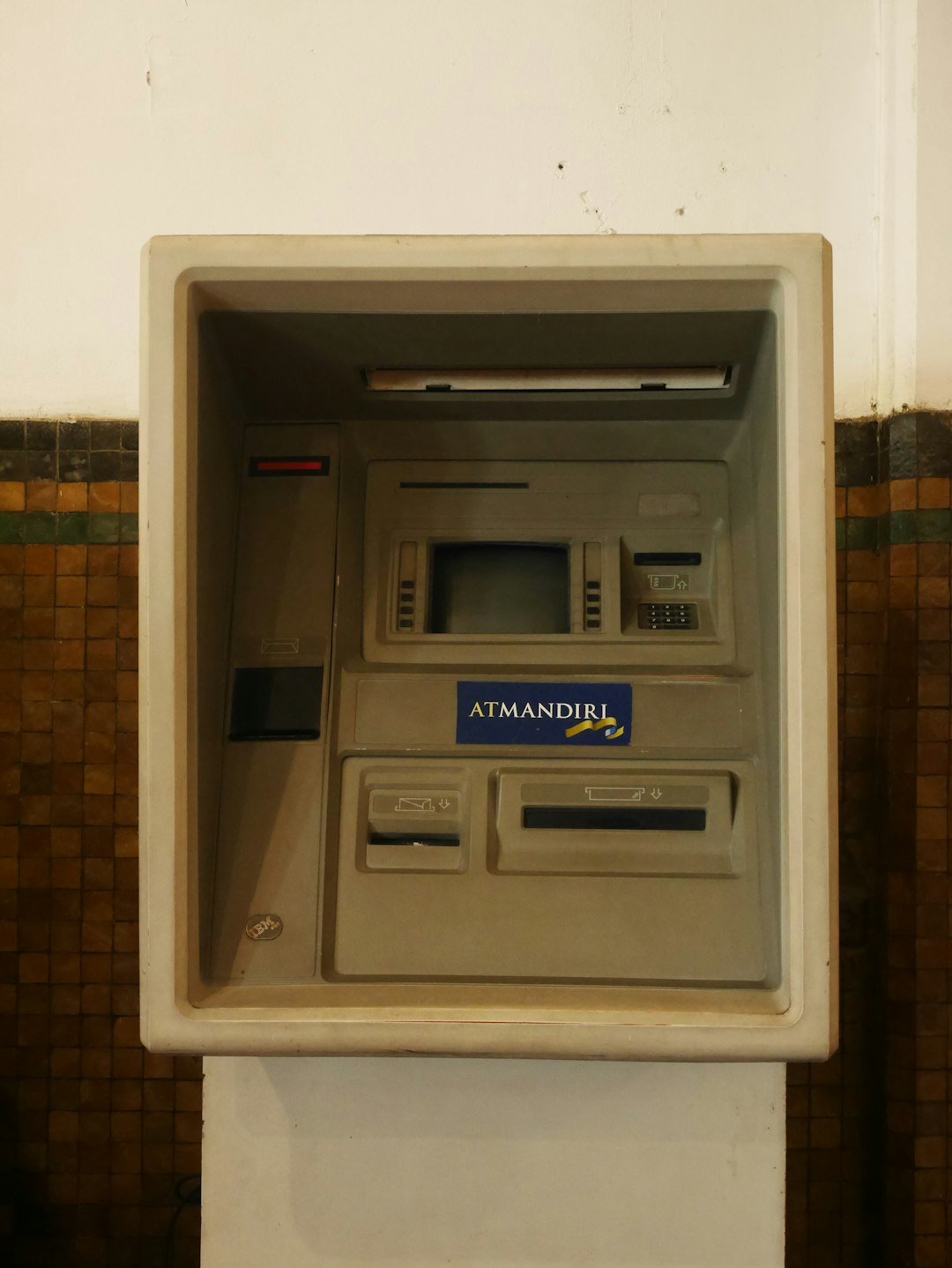 a machine that is sitting on a wall